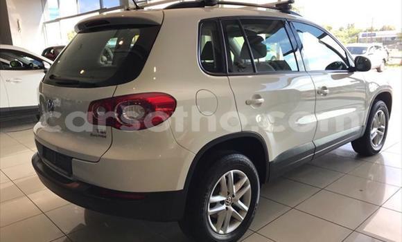 Sayi Na hannu Volkswagen Touareg White Mota in Butha–Buthe a Thaba-Tseka Sayi Na hannu Volkswagen Touareg White Mota in Butha–Buthe a Thaba-Tseka