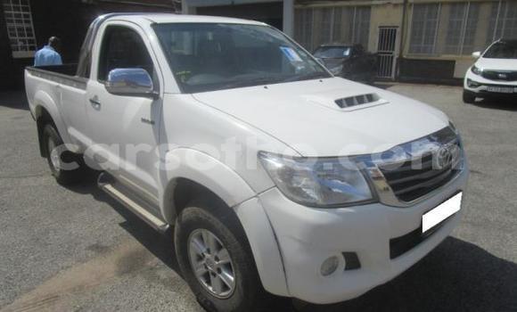 Sayi Na hannu Toyota Hilux White Mota in Maseru a Maseru Sayi Na hannu Toyota Hilux White Mota in Maseru a Maseru