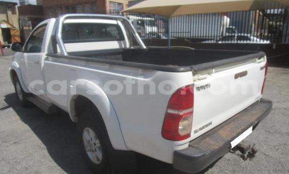 Sayi Na hannu Toyota Hilux White Mota in Maseru a Maseru Sayi Na hannu Toyota Hilux White Mota in Maseru a Maseru