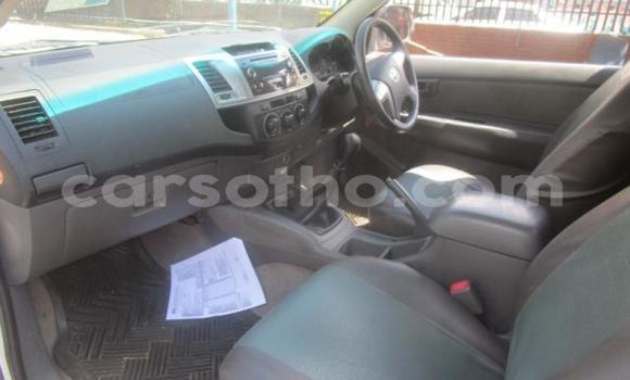 Sayi Na hannu Toyota Hilux White Mota in Maseru a Maseru Sayi Na hannu Toyota Hilux White Mota in Maseru a Maseru