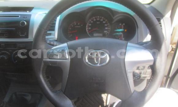 Sayi Na hannu Toyota Hilux White Mota in Maseru a Maseru Sayi Na hannu Toyota Hilux White Mota in Maseru a Maseru