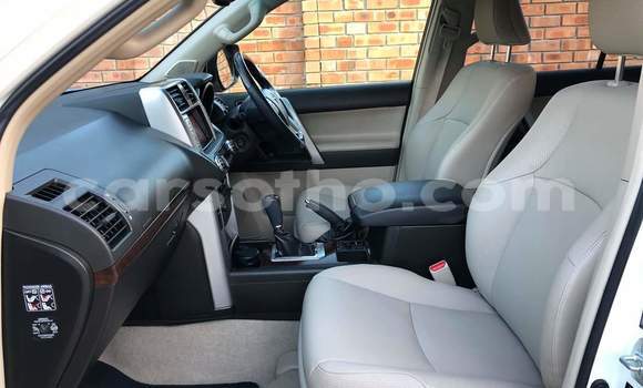 Acheter Occasion Voiture Toyota Land Cruiser Prado Blanc à Butha–Buthe, Thaba-Tseka Acheter Occasion Voiture Toyota Land Cruiser Prado Blanc à Butha–Buthe, Thaba-Tseka