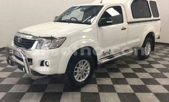 Sayi Na hannu Toyota Hilux White Mota in Mohale's Hoek a Mohale's Hoek Sayi Na hannu Toyota Hilux White Mota in Mohale's Hoek a Mohale's Hoek