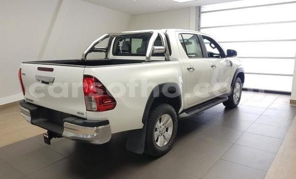 Sayi Na hannu Toyota Hilux White Mota in Maseru a Maseru Sayi Na hannu Toyota Hilux White Mota in Maseru a Maseru