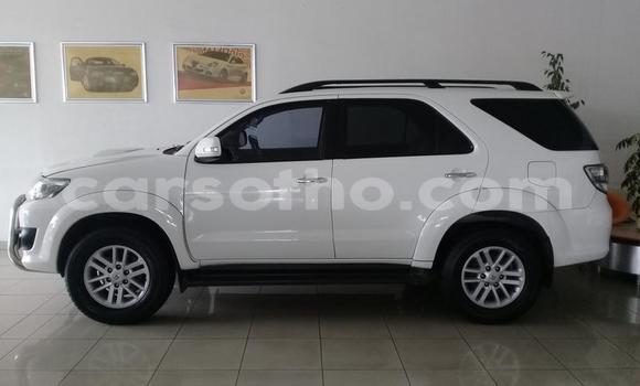 Sayi Na hannu Toyota Fortuner White Mota in Maseru a Maseru Sayi Na hannu Toyota Fortuner White Mota in Maseru a Maseru