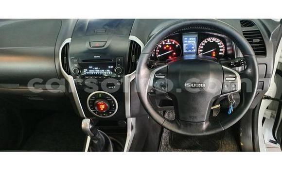 Acheter Occasion Voiture Isuzu KB Blanc à Hlotse, Leribe Acheter Occasion Voiture Isuzu KB Blanc à Hlotse, Leribe