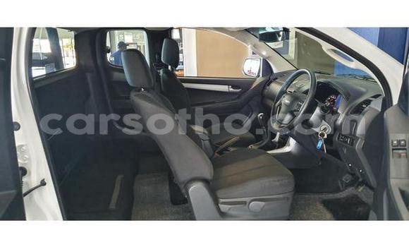 Acheter Occasion Voiture Isuzu KB Blanc à Hlotse, Leribe Acheter Occasion Voiture Isuzu KB Blanc à Hlotse, Leribe