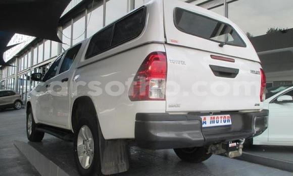Sayi Na hannu Toyota Hilux White Mota in Hlotse a Leribe Sayi Na hannu Toyota Hilux White Mota in Hlotse a Leribe