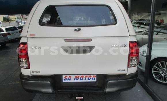 Sayi Na hannu Toyota Hilux White Mota in Hlotse a Leribe Sayi Na hannu Toyota Hilux White Mota in Hlotse a Leribe