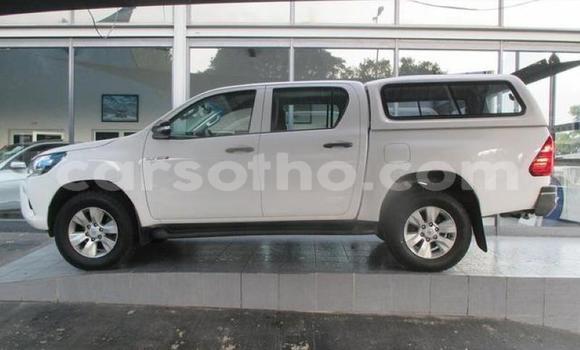 Sayi Na hannu Toyota Hilux White Mota in Hlotse a Leribe Sayi Na hannu Toyota Hilux White Mota in Hlotse a Leribe