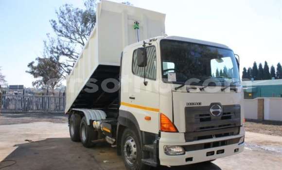 Sayi Na hannu Hino 300 Series White Babbar mota in Maputsoa a Leribe