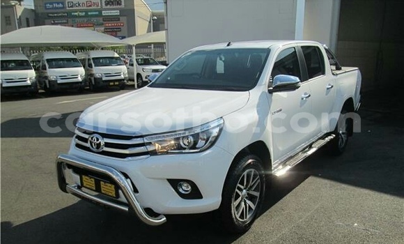 Sayi Na hannu Toyota Hilux Surf White Mota in Maseru a Maseru Sayi Na hannu Toyota Hilux Surf White Mota in Maseru a Maseru