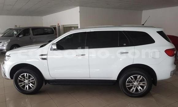 Sayi Na hannu Ford Everest White Mota in Maseru a Maseru Sayi Na hannu Ford Everest White Mota in Maseru a Maseru
