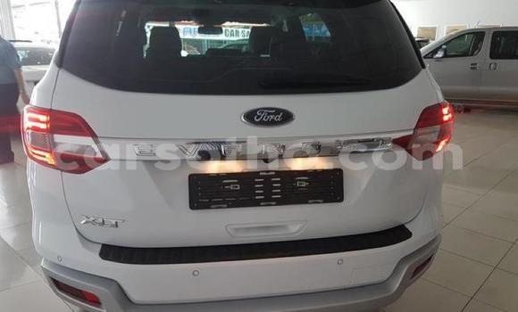 Sayi Na hannu Ford Everest White Mota in Maseru a Maseru Sayi Na hannu Ford Everest White Mota in Maseru a Maseru