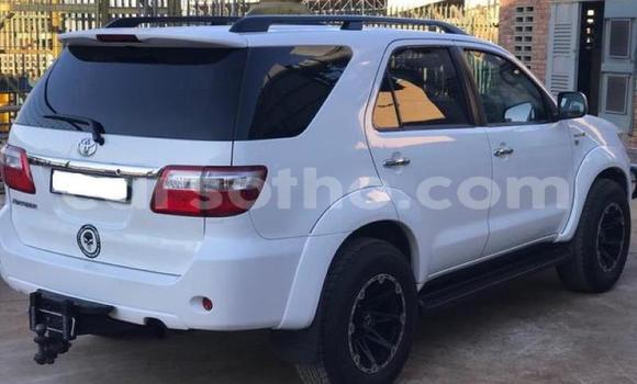 Acheter Occasion Voiture Toyota Fortuner Blanc à Maputsoa, Leribe Acheter Occasion Voiture Toyota Fortuner Blanc à Maputsoa, Leribe