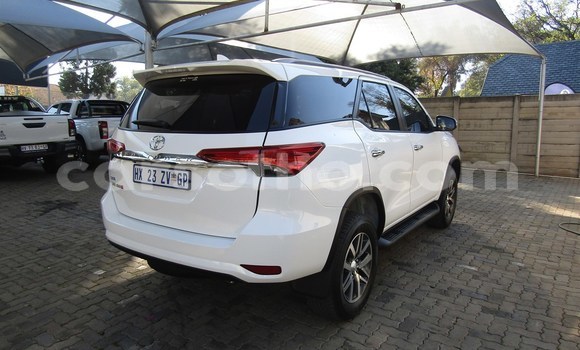Sayi Na hannu Toyota Fortuner White Mota in Maseru a Maseru Sayi Na hannu Toyota Fortuner White Mota in Maseru a Maseru