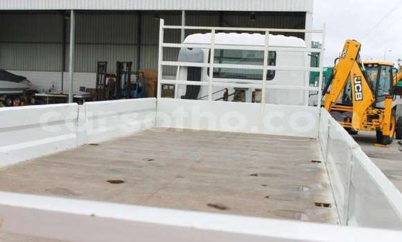 Sayi Na hannu Isuzu FTR 850 White Babbar mota in Import - Dubai a Maseru Sayi Na hannu Isuzu FTR 850 White Babbar mota in Import - Dubai a Maseru