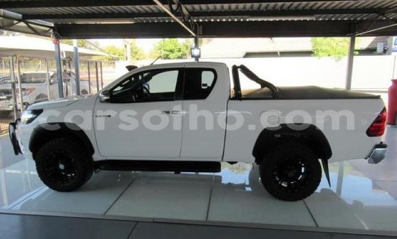 Sayi Na hannu Toyota Hilux White Mota in Butha Buthe a Butha-Buthe Sayi Na hannu Toyota Hilux White Mota in Butha Buthe a Butha-Buthe