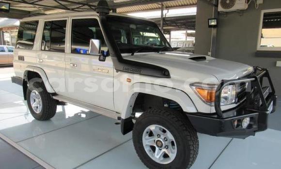 Sayi Na hannu Toyota Land Cruiser Beige Mota in Maputsoa a Leribe Sayi Na hannu Toyota Land Cruiser Beige Mota in Maputsoa a Leribe