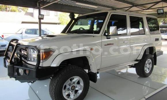 Sayi Na hannu Toyota Land Cruiser Beige Mota in Maputsoa a Leribe Sayi Na hannu Toyota Land Cruiser Beige Mota in Maputsoa a Leribe