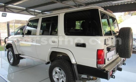 Sayi Na hannu Toyota Land Cruiser Beige Mota in Maputsoa a Leribe Sayi Na hannu Toyota Land Cruiser Beige Mota in Maputsoa a Leribe