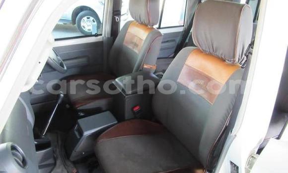 Sayi Na hannu Toyota Land Cruiser Beige Mota in Maputsoa a Leribe Sayi Na hannu Toyota Land Cruiser Beige Mota in Maputsoa a Leribe