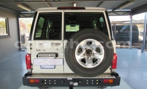 Sayi Na hannu Toyota Land Cruiser Beige Mota in Maputsoa a Leribe Sayi Na hannu Toyota Land Cruiser Beige Mota in Maputsoa a Leribe