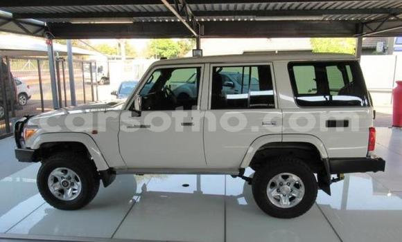 Sayi Na hannu Toyota Land Cruiser Beige Mota in Maputsoa a Leribe Sayi Na hannu Toyota Land Cruiser Beige Mota in Maputsoa a Leribe