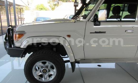 Sayi Na hannu Toyota Land Cruiser Beige Mota in Maputsoa a Leribe Sayi Na hannu Toyota Land Cruiser Beige Mota in Maputsoa a Leribe