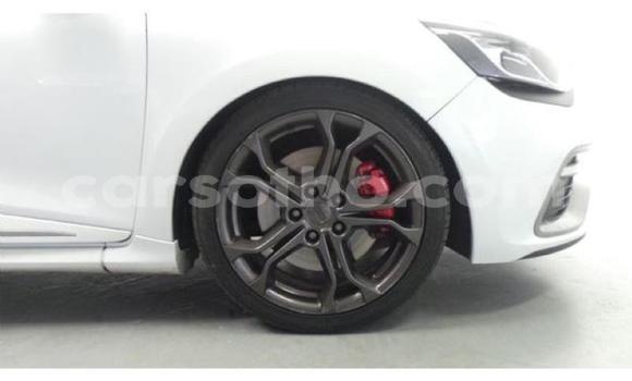 Buy Used Renault Clio White Car in Roma in Maseru Buy Used Renault Clio White Car in Roma in Maseru