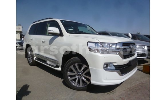 Sayi Imported Toyota Land Cruiser White Mota in Import - Dubai a Maseru Sayi Imported Toyota Land Cruiser White Mota in Import - Dubai a Maseru