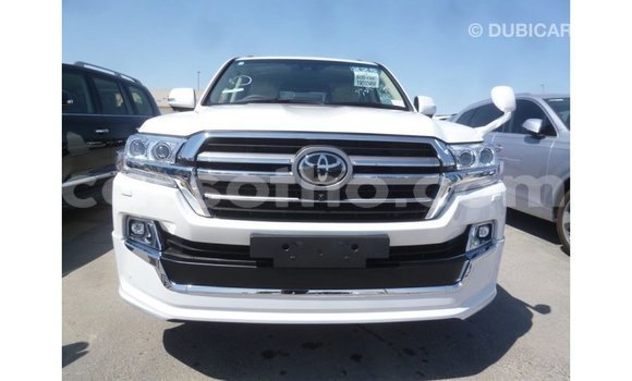 Sayi Imported Toyota Land Cruiser White Mota in Import - Dubai a Maseru Sayi Imported Toyota Land Cruiser White Mota in Import - Dubai a Maseru