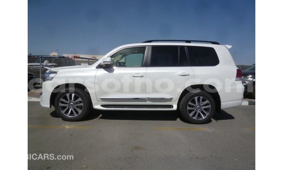 Sayi Imported Toyota Land Cruiser White Mota in Import - Dubai a Maseru Sayi Imported Toyota Land Cruiser White Mota in Import - Dubai a Maseru