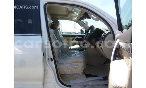 Sayi Imported Toyota Land Cruiser White Mota in Import - Dubai a Maseru Sayi Imported Toyota Land Cruiser White Mota in Import - Dubai a Maseru