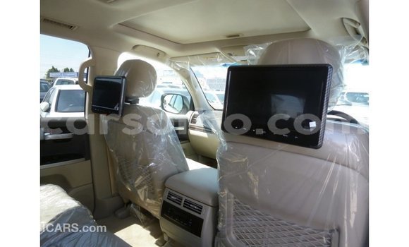 Sayi Imported Toyota Land Cruiser White Mota in Import - Dubai a Maseru Sayi Imported Toyota Land Cruiser White Mota in Import - Dubai a Maseru