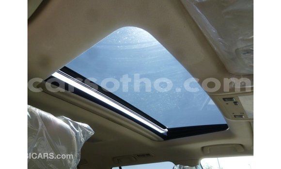 Sayi Imported Toyota Land Cruiser White Mota in Import - Dubai a Maseru Sayi Imported Toyota Land Cruiser White Mota in Import - Dubai a Maseru