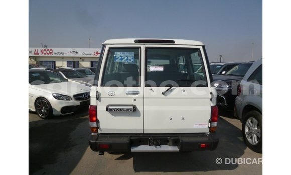 Acheter Import Voiture Toyota Land Cruiser Blanc à Import - Dubai, Maseru Acheter Import Voiture Toyota Land Cruiser Blanc à Import - Dubai, Maseru