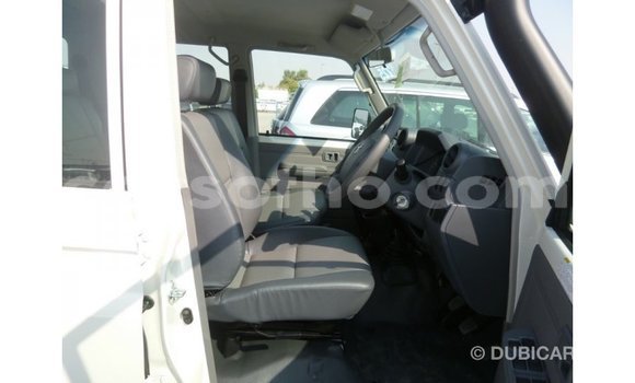 Acheter Import Voiture Toyota Land Cruiser Blanc à Import - Dubai, Maseru Acheter Import Voiture Toyota Land Cruiser Blanc à Import - Dubai, Maseru