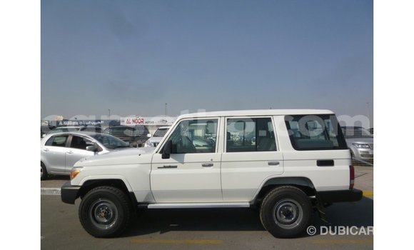 Acheter Import Voiture Toyota Land Cruiser Blanc à Import - Dubai, Maseru Acheter Import Voiture Toyota Land Cruiser Blanc à Import - Dubai, Maseru