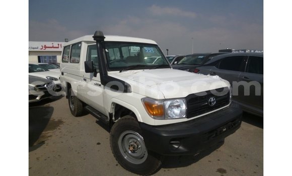 Sayi Imported Toyota Land Cruiser White Mota in Import - Dubai a Maseru Sayi Imported Toyota Land Cruiser White Mota in Import - Dubai a Maseru