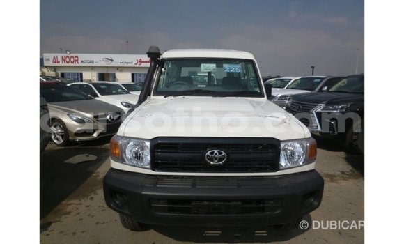 Sayi Imported Toyota Land Cruiser White Mota in Import - Dubai a Maseru Sayi Imported Toyota Land Cruiser White Mota in Import - Dubai a Maseru
