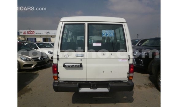 Sayi Imported Toyota Land Cruiser White Mota in Import - Dubai a Maseru Sayi Imported Toyota Land Cruiser White Mota in Import - Dubai a Maseru