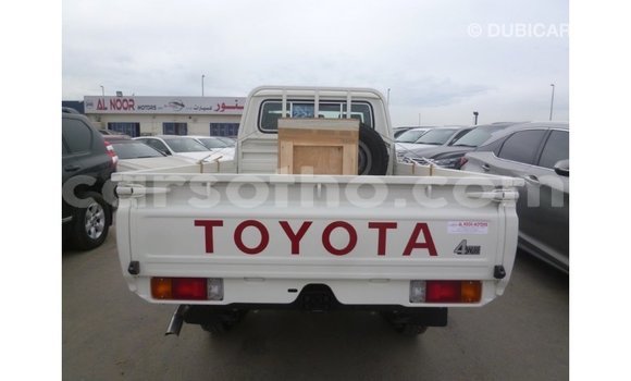 Acheter Import Voiture Toyota Land Cruiser Blanc à Import - Dubai, Maseru Acheter Import Voiture Toyota Land Cruiser Blanc à Import - Dubai, Maseru
