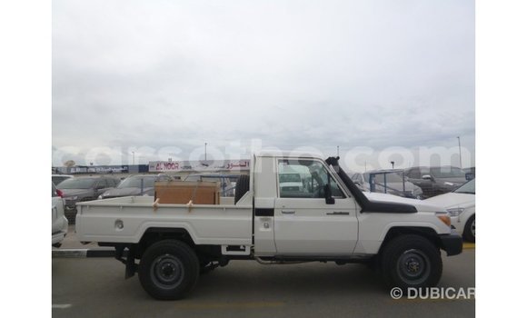 Acheter Import Voiture Toyota Land Cruiser Blanc à Import - Dubai, Maseru Acheter Import Voiture Toyota Land Cruiser Blanc à Import - Dubai, Maseru