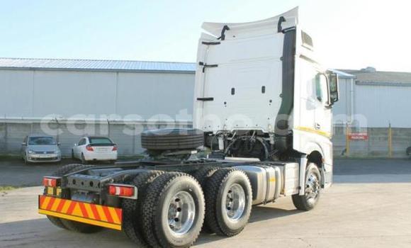 اشتري مستعمل Mercedes‒Benz Truck White شاحنة في Maseru في Maseru اشتري مستعمل Mercedes‒Benz Truck White شاحنة في Maseru في Maseru