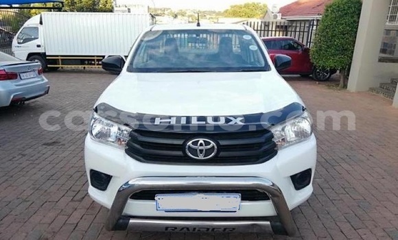 Sayi Na hannu Toyota Hilux White Mota in Maputsoe a Leribe Sayi Na hannu Toyota Hilux White Mota in Maputsoe a Leribe