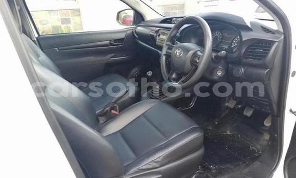 Sayi Na hannu Toyota Hilux White Mota in Maputsoe a Leribe Sayi Na hannu Toyota Hilux White Mota in Maputsoe a Leribe