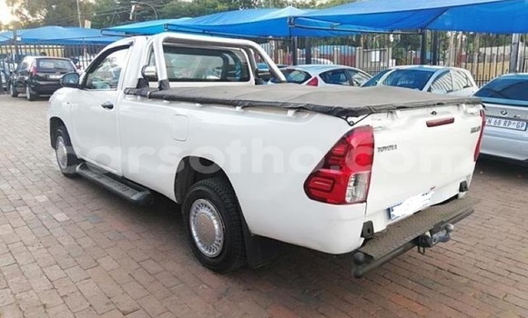 Sayi Na hannu Toyota Hilux White Mota in Maputsoe a Leribe Sayi Na hannu Toyota Hilux White Mota in Maputsoe a Leribe