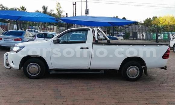 Sayi Na hannu Toyota Hilux White Mota in Maputsoe a Leribe Sayi Na hannu Toyota Hilux White Mota in Maputsoe a Leribe