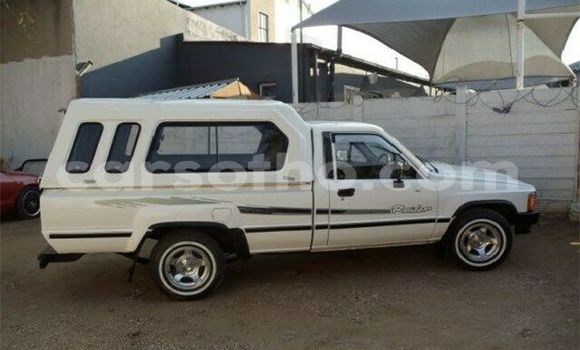 Sayi Na hannu Toyota Hilux White Mota in Maseru a Maseru Sayi Na hannu Toyota Hilux White Mota in Maseru a Maseru